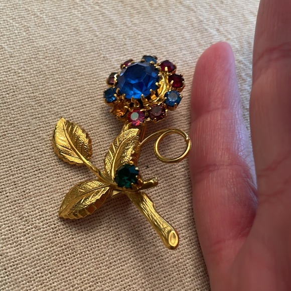 Rhinestone multicolor Flower Pin in Gold-tone setting unused condition - Picture 11 of 11